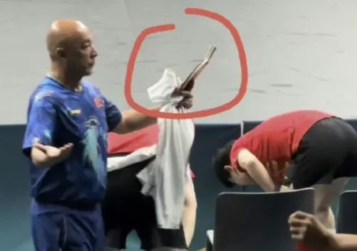 赛后球拍被踩断,王楚钦发声 赛后球拍被踩断,王楚钦发声