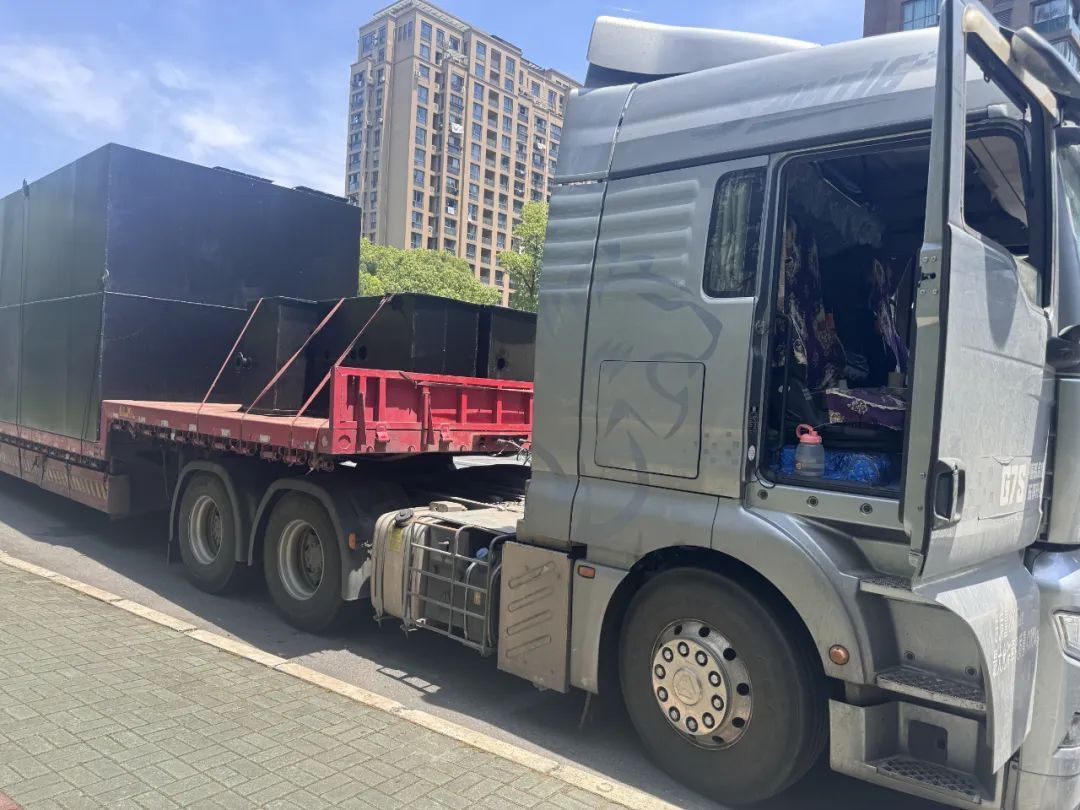 我们知道是很热。但…刚到杭州！一大哥就热到报警了...