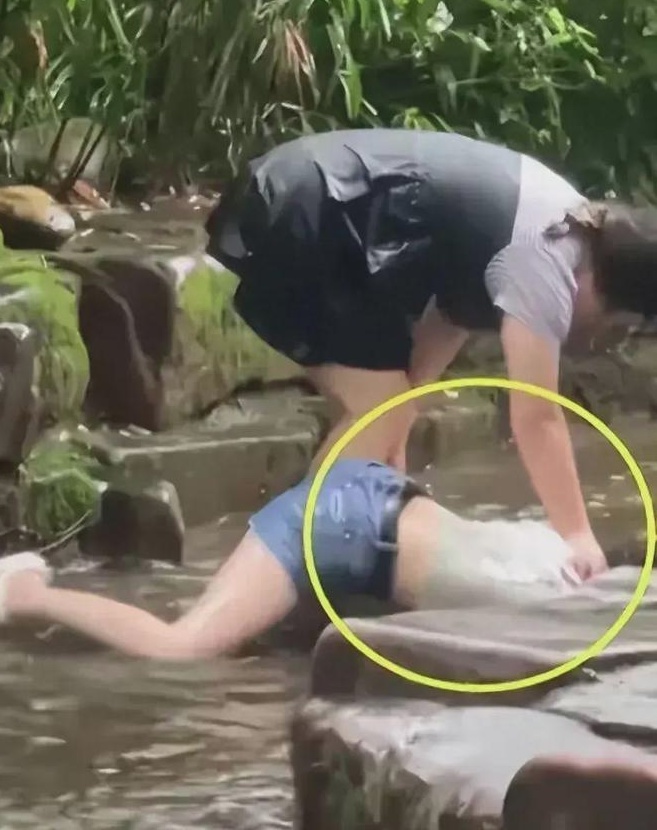 成都黄龙溪景区回应“女子玩水后被闺蜜按脖压水里”：游客个人行为，没报警没通知景区