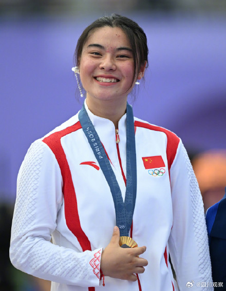 自信展示！邓雅文戴祥云簪登台领奖