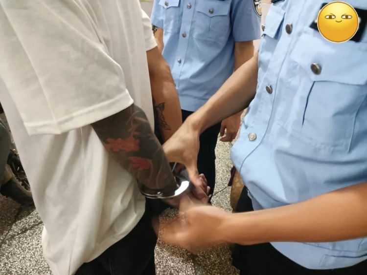 “忘了他,我偷电动车送你!”男子被抓 “忘了他,我偷电动车送你!”男子被抓