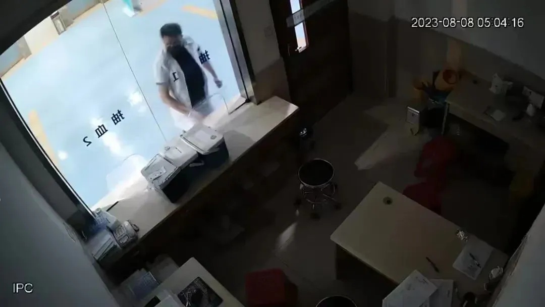 偷穿白大褂为醉驾妻子潜入医院损坏血样，法院判了！