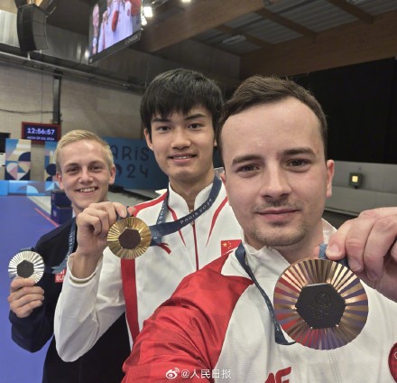 笑着站在一起！奥运领奖台上的自拍好有爱