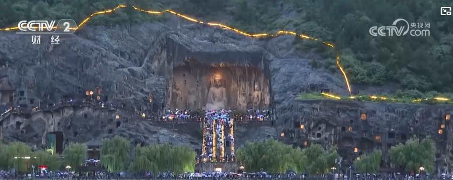 消夏“夜经济”红火 多景区夜游客流量攀升消费旺