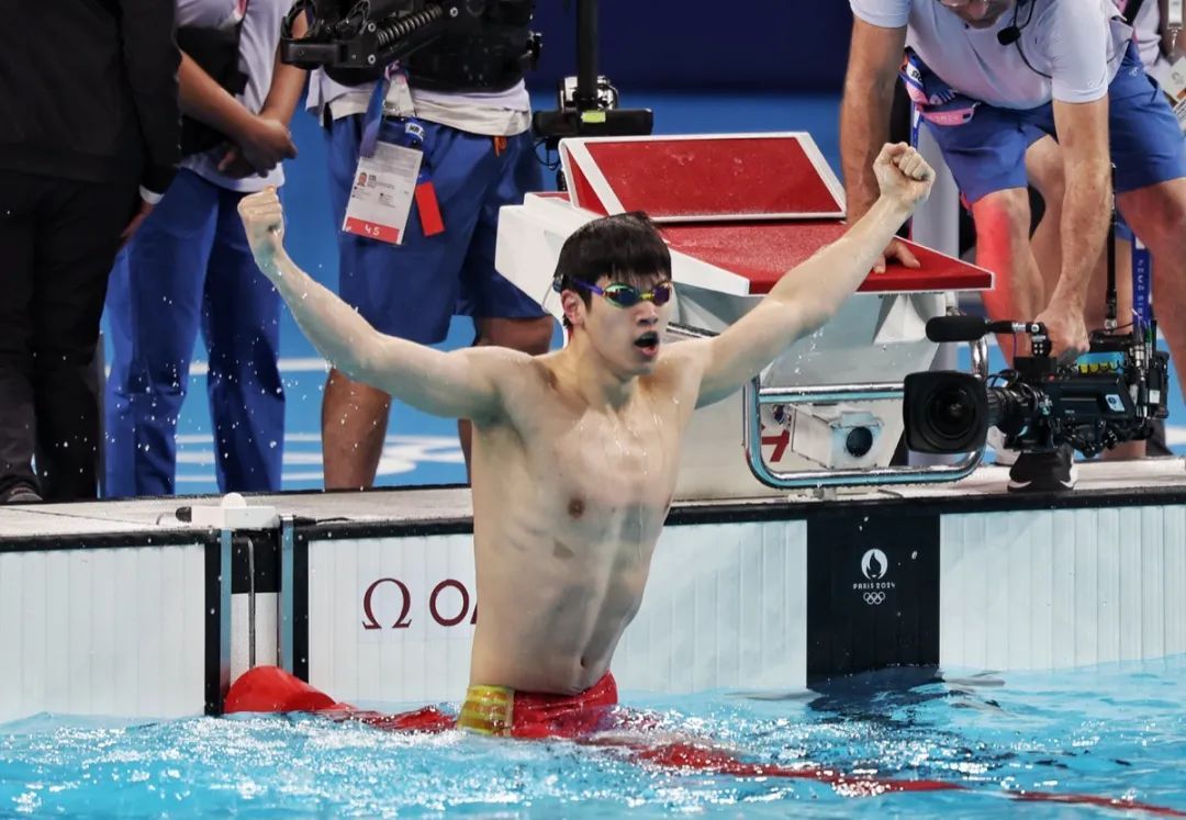 中国游泳首金!潘展乐刷新世界纪录! 中国游泳首金!潘展乐刷新世界纪录!