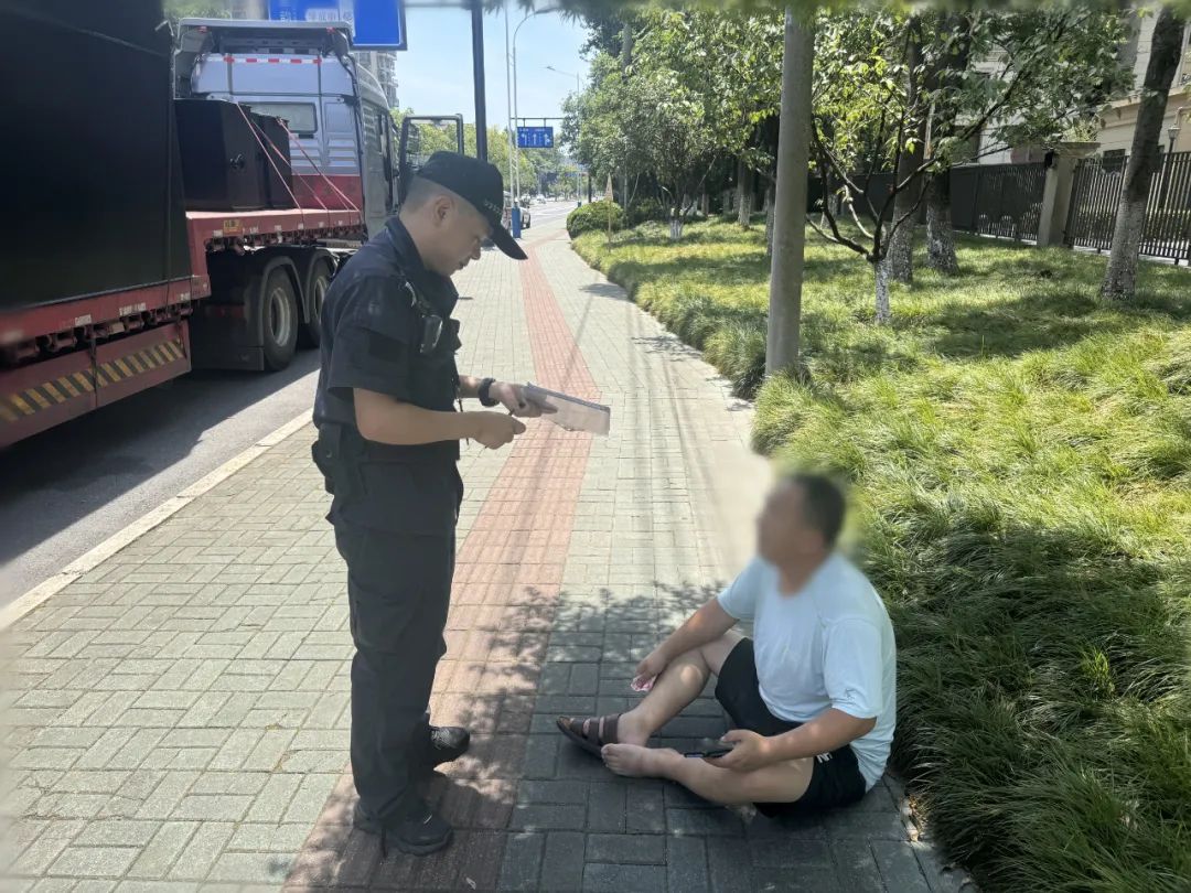 我们知道是很热。但…刚到杭州！一大哥就热到报警了...