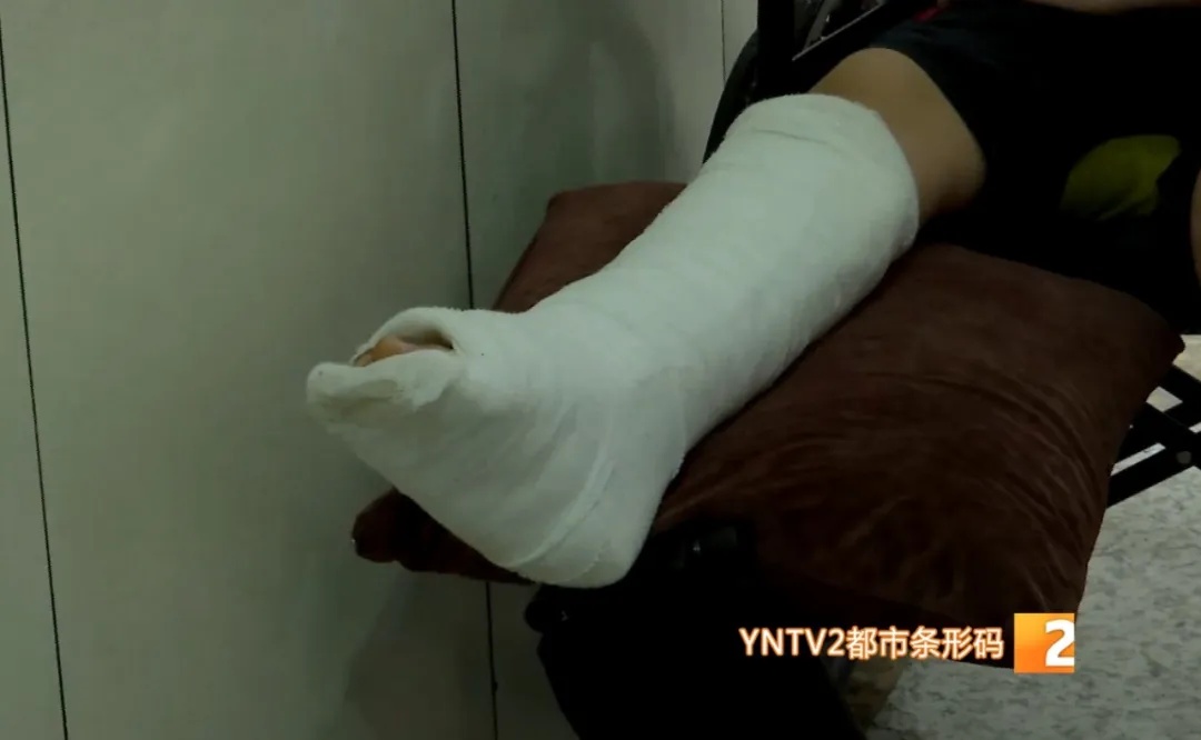 揪心！刚插上电，云南一女童手指被绞断！这个东西很多家庭都有……