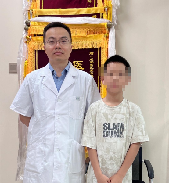 惊险！10岁男童做上睑下垂手术，意外发现隐藏多年的铅笔芯