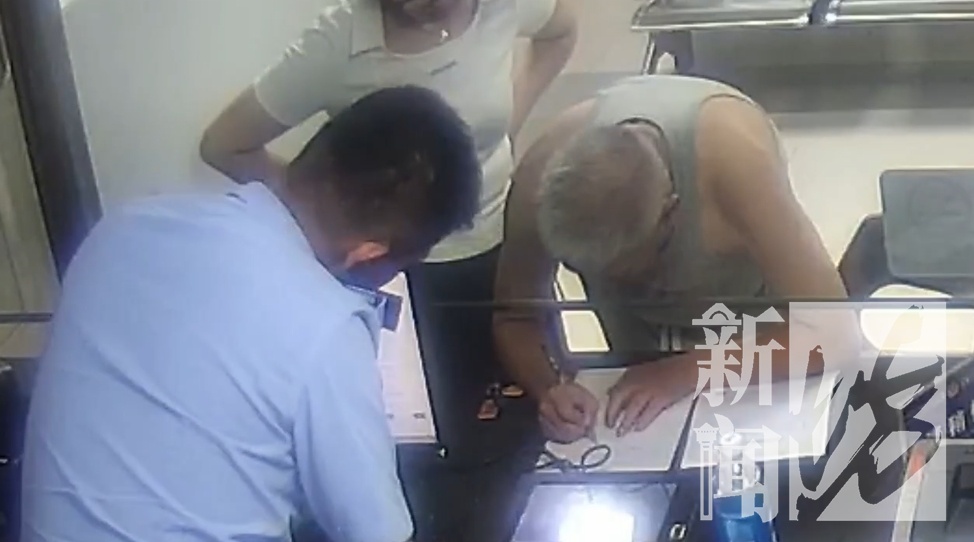 上海一保洁工惊了！外卖袋里放了10万元现金？结局亮了→