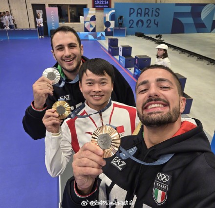 笑着站在一起！奥运领奖台上的自拍好有爱