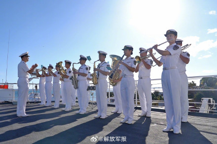 八一建军节 “和平方舟”号医院船举行升国旗仪式