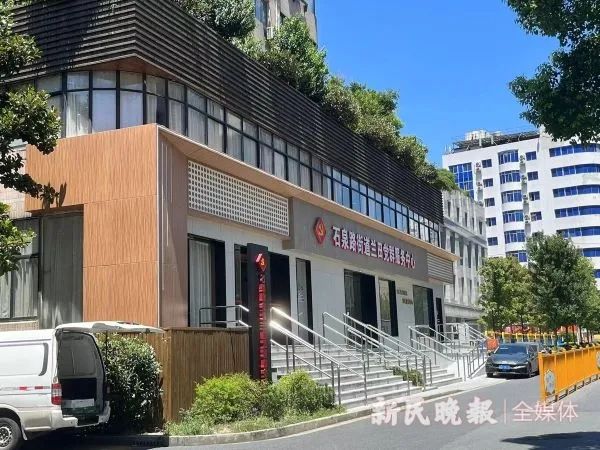 上海一长者食堂设在2楼，老人吃饭要爬34级台阶？街道回应了