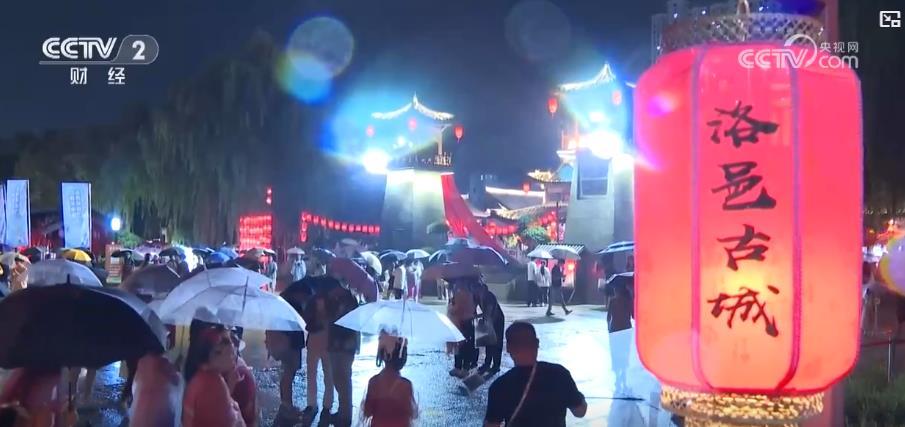 消夏“夜经济”红火 多景区夜游客流量攀升消费旺