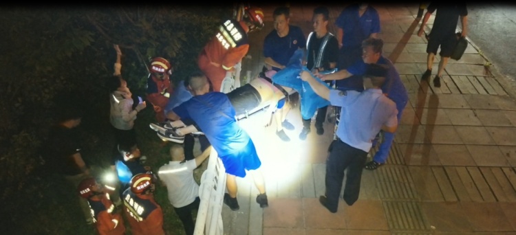 惊险一幕！女子落入水渠，00后小伙毫不犹豫下水救人