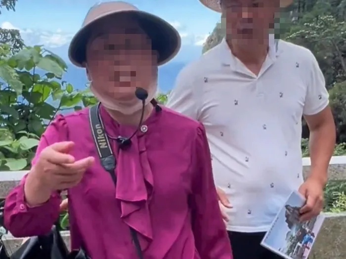 拍照时坐了一下椅子，就被商家强制收费？景区回应！