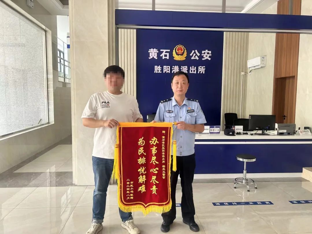 第一次作案太忐忑...男子拉车门“捡漏”近万元不敢花