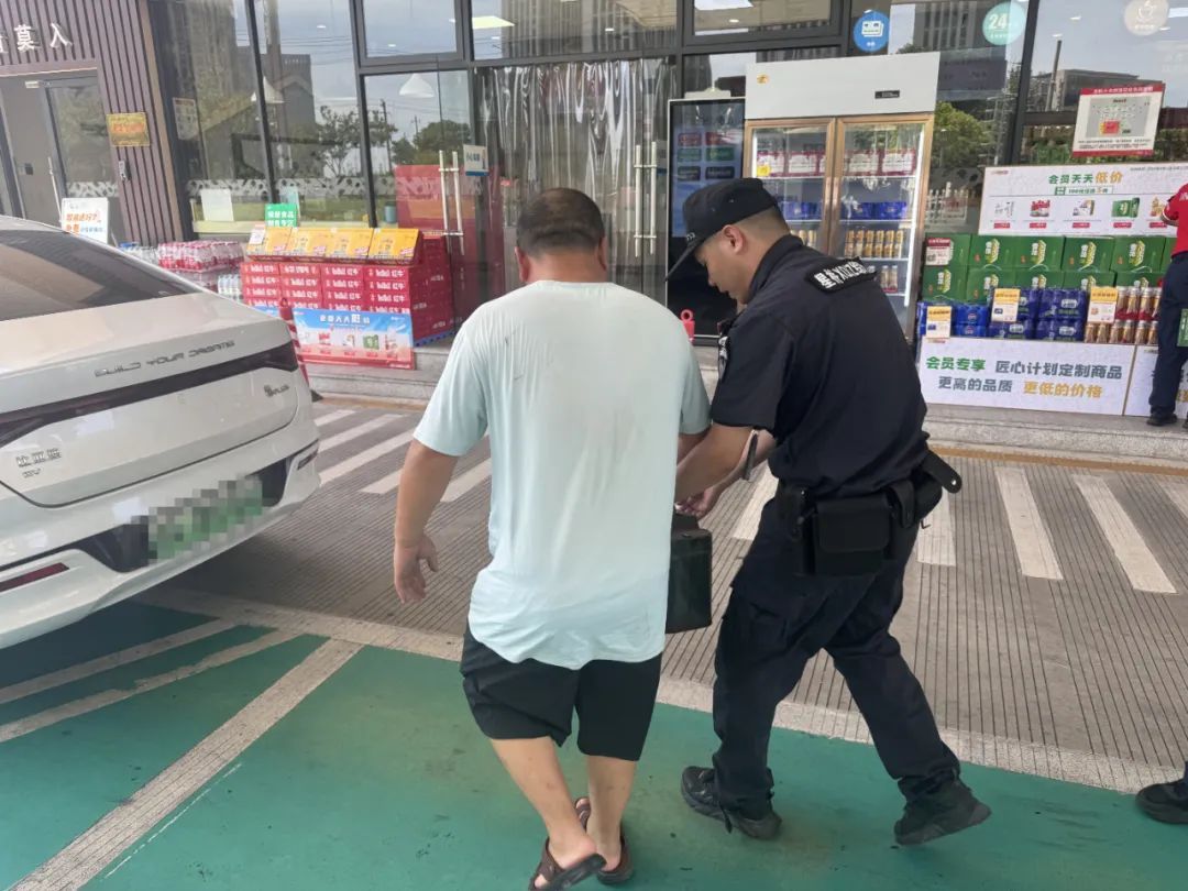 我们知道是很热。但…刚到杭州！一大哥就热到报警了...