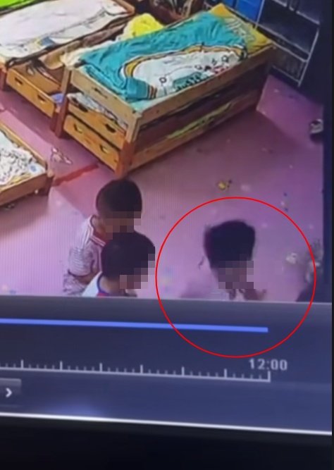 江西南昌一男孩被幼儿园老师拉到监控死角扇巴掌？教体局回应：家长已报案，双方在协调