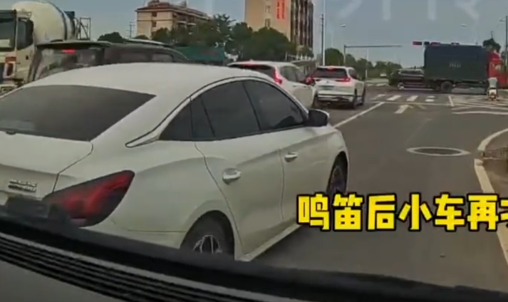 救护车多次鸣笛，司机就是没让行！她的解释是……