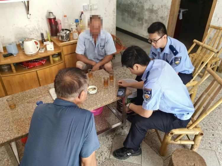 2000元被盗,民警:偷钱的是小狗 2000元被盗,民警:偷钱的是小狗