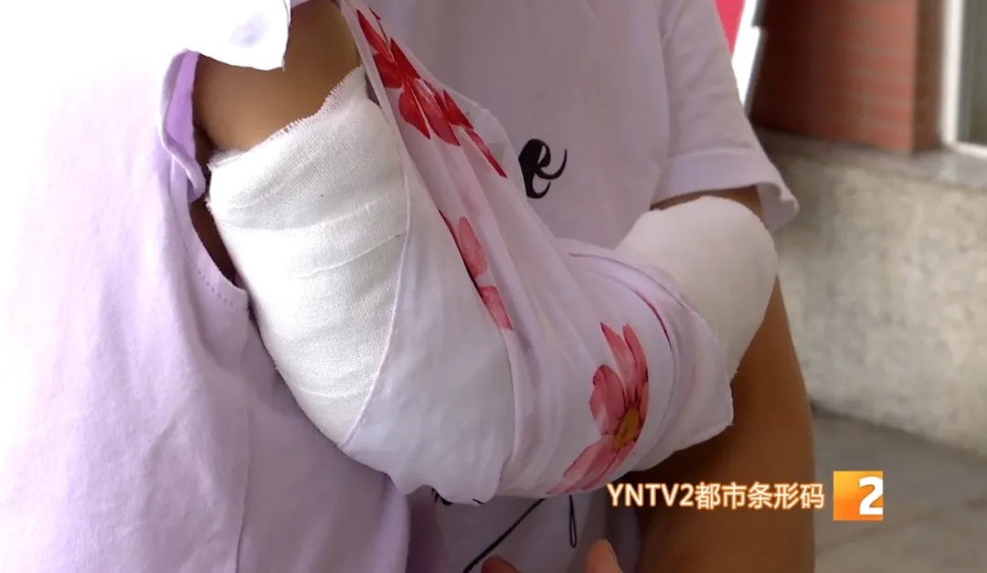 揪心！刚插上电，云南一女童手指被绞断！这个东西很多家庭都有……