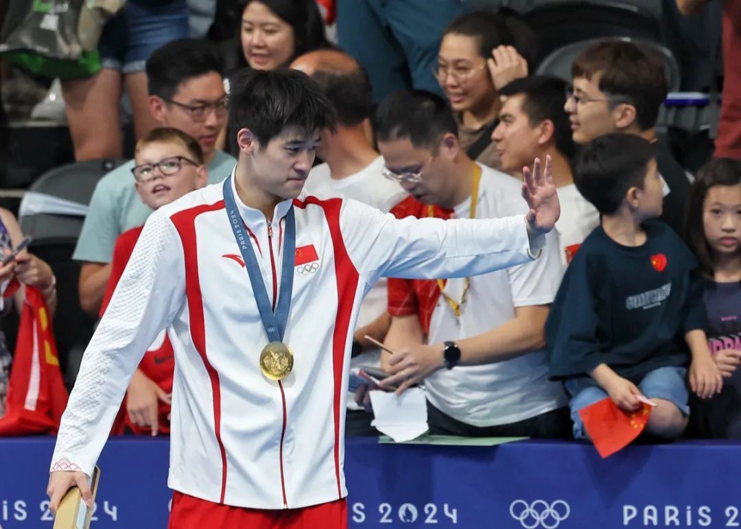 中国游泳首金!潘展乐刷新世界纪录! 中国游泳首金!潘展乐刷新世界纪录!