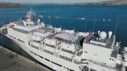 八一建军节 “和平方舟”号医院船举行升国旗仪式