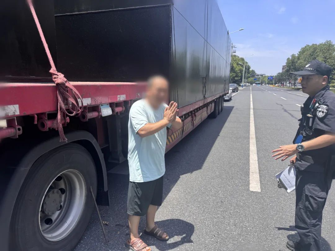 我们知道是很热。但…刚到杭州！一大哥就热到报警了...