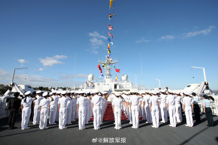 八一建军节 “和平方舟”号医院船举行升国旗仪式