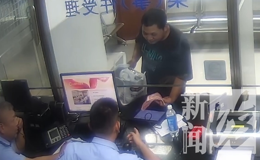 上海一保洁工惊了！外卖袋里放了10万元现金？结局亮了→