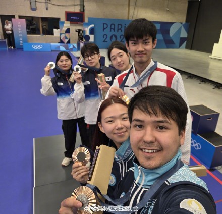 笑着站在一起！奥运领奖台上的自拍好有爱