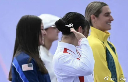 自信展示！邓雅文戴祥云簪登台领奖