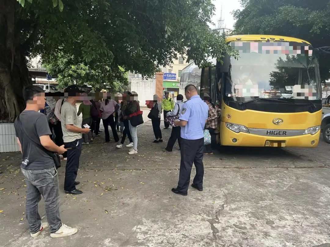 7座车怎么塞下16人？全靠硬挤！