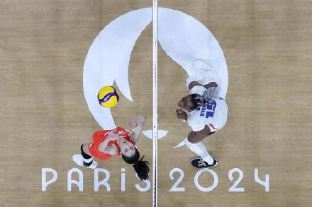 中国女排轻取法国队 锁定八强席位 中国女排轻取法国队 锁定八强席位