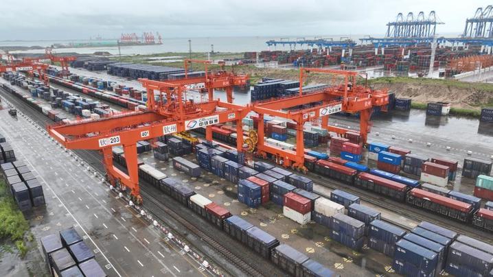 今年西部陆海新通道班列运输货物已突破50万标箱