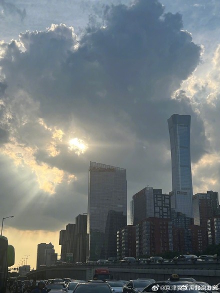 休息后的北京上空再现丁达尔效应