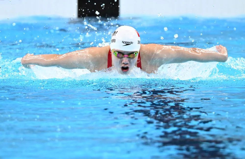 发烧又遇上生理期，200米蝶泳夺铜后，张雨霏哭了
