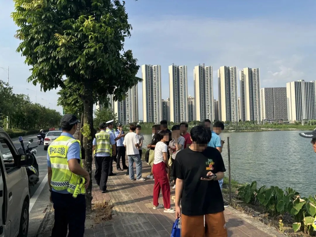 7座车怎么塞下16人？全靠硬挤！