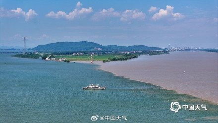 江西湖口现江湖两色景观 泾渭分明