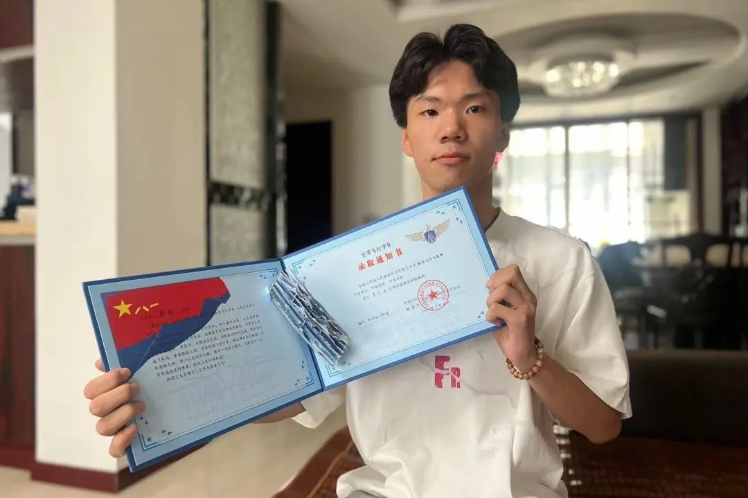 超有排面！这些大学生坐运-20去报到→