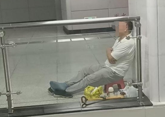 打羽毛球、踢毽子…网友吐槽武汉地铁站纳凉点变“健身会所”！官方：这些行为严禁