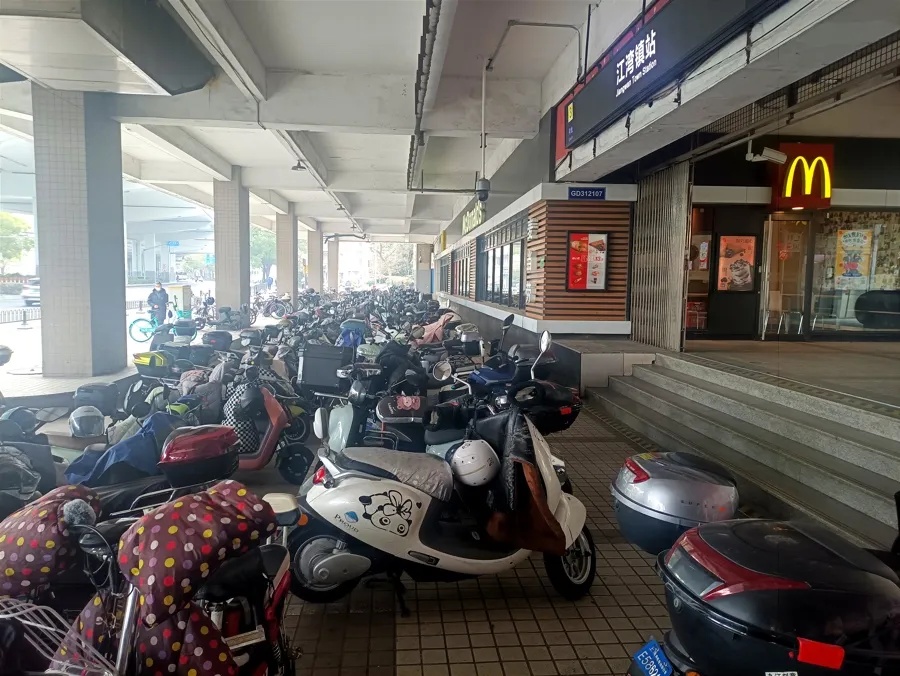 太猖狂！上海多个地铁口都有，警察一来就溜...紧急提醒：很危险→