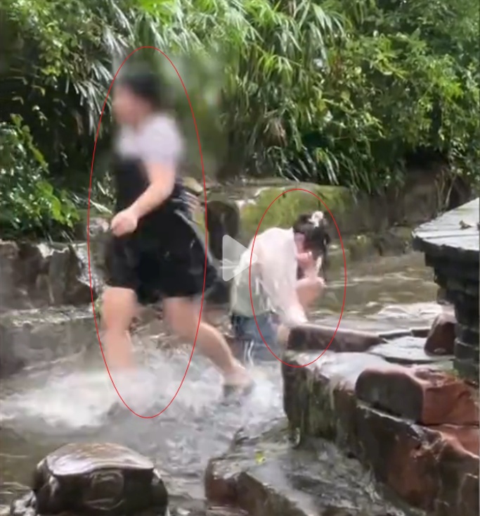 女子在景区被"闺蜜"死死按水里?险些窒息?文旅局回应→ 女子在景区被"闺蜜"死死按水里?险些窒息?文旅局回应→