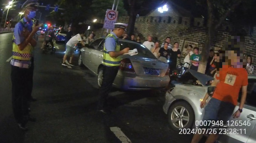 撞车、撒泼、丑态百出......烟台这名男子被刑拘! 撞车、撒泼、丑态百出......烟台这名男子被刑拘!