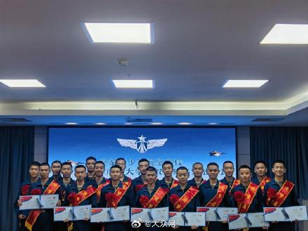乘坐运-20上大学！这次是学长亲自开飞机来接他们