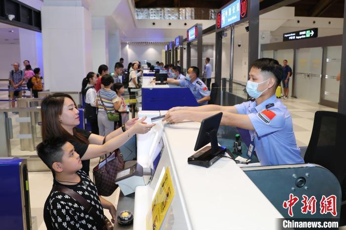 港澳地区外国旅游团入境海南144小时免签首批游客落地三亚 港澳地区外国旅游团入境海南144小时免签首批游客落地三亚