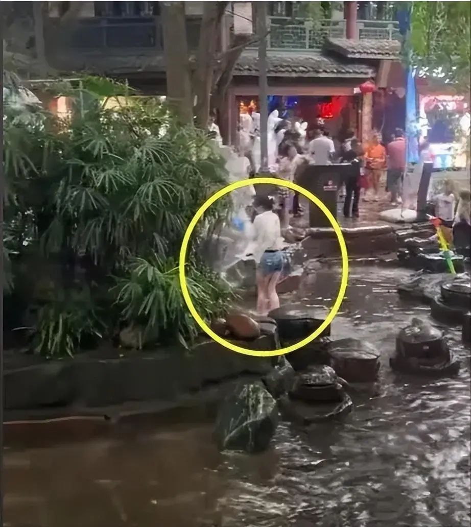 女子在景区被"闺蜜"死死按水里?险些窒息?文旅局回应→ 女子在景区被"闺蜜"死死按水里?险些窒息?文旅局回应→