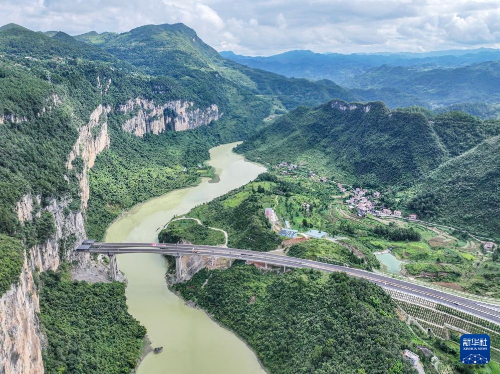 渝湘复线高速彭酉路标段进入收尾阶段