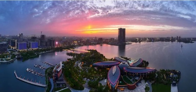 临港海滩朝霞绝了！但凌晨堵车、爬铁丝网、无证小摊贩也出现了，官方表示：马上调整→