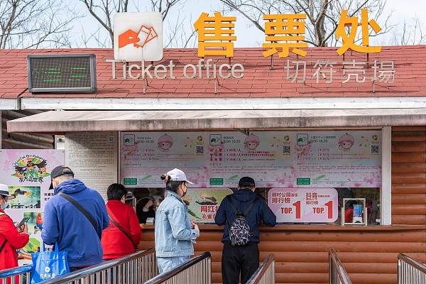 提前1个多小时就"下班"？近2000人高温天暴走…上海多家公园回应